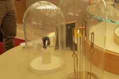 MISE-EN-AVANT-PRODUIT-AVEC-CLOCHE-EN-VERRE-AUX-PORTES-OUVERTE