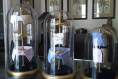 SCENOGRAPHIE-DE-VITRINE-LUXE-CLOCHE-EN-VERRE-VERAMY