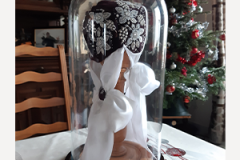 COIFFE-TRADITIONNELLE-SOUS-CLOCHE-EN-VERRE