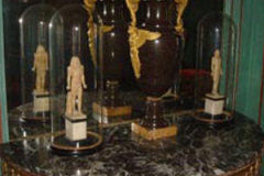 MISE-EN-VALEUR-ET-PROTECTION-DE-SCULPTURE-SOUS-GLOBE-EN-VERRE