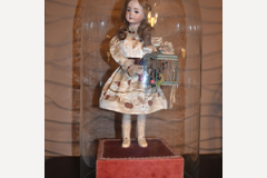 POUPEE-SOUS-CLOCHE-VERRE