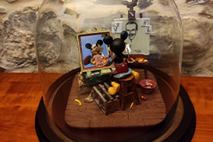 SCENE-MINIATURE-SOUS-GLOBE-EN-VERRE